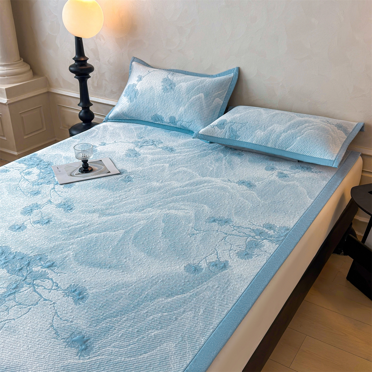 91家纺网 家纺一手货源 找家纺 慕木家纺 2026新款高端PE乙纶双面提花560克冰豆豆凉席迎客松系列（提供买家秀） 迎客松-蓝床席款