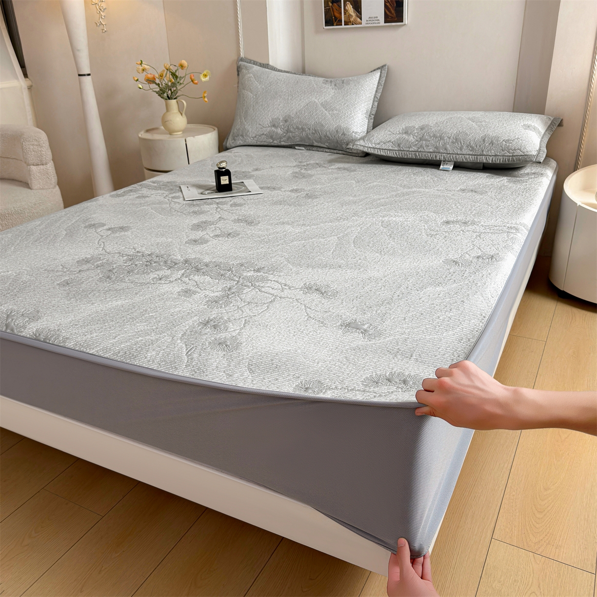 91家纺网 家纺一手货源 找家纺 慕木家纺 2026新款高端PE乙纶双面提花560克冰豆豆凉席迎客松系列（提供买家秀） 迎客松-灰床笠款