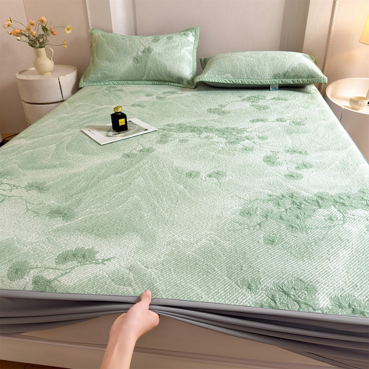 91家纺网 家纺一手货源 找家纺 慕木家纺 2026新款高端PE乙纶双面提花560克冰豆豆凉席迎客松系列（提供买家秀） 迎客松-绿床笠款