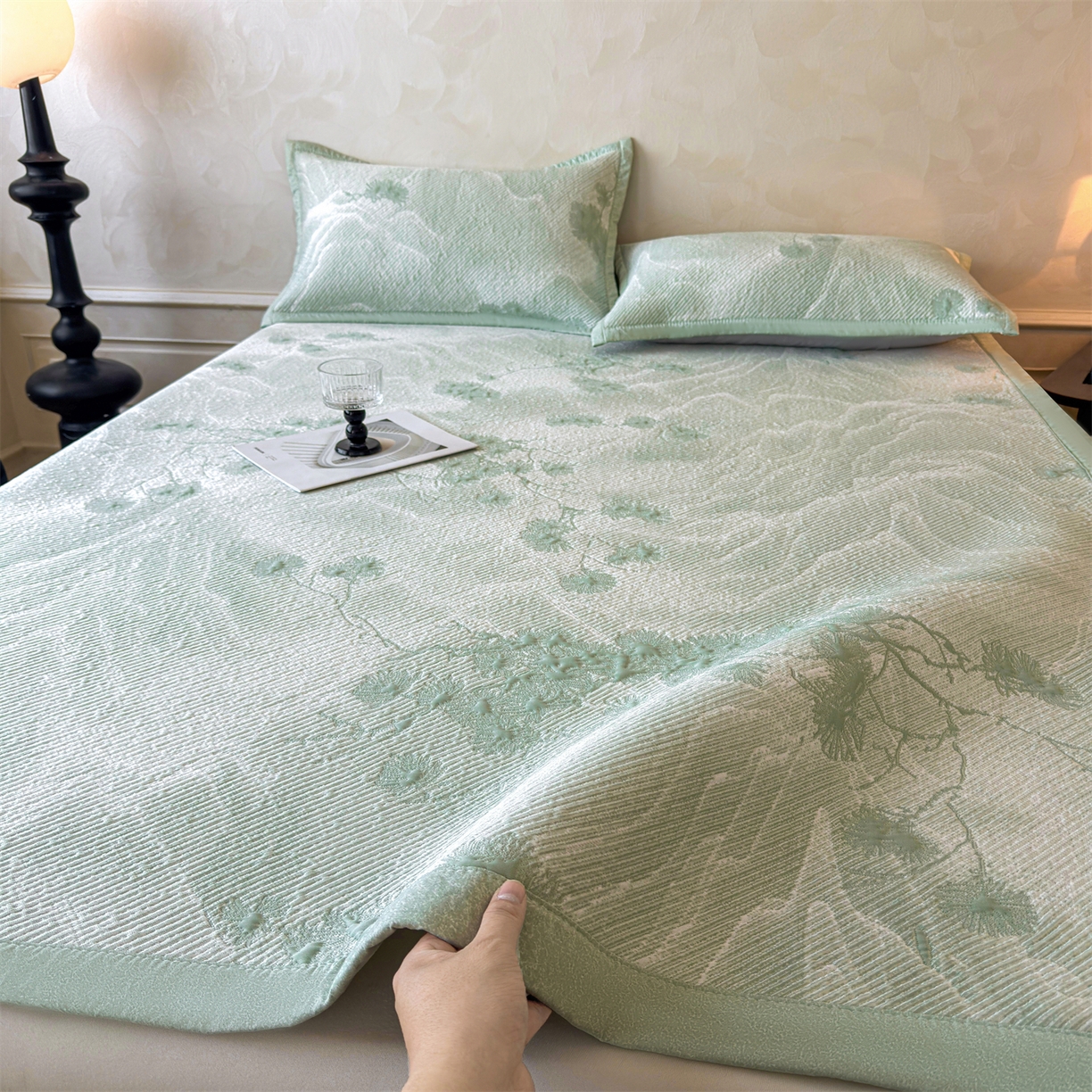 91家纺网 家纺一手货源 找家纺 慕木家纺 2026新款高端PE乙纶双面提花560克冰豆豆凉席迎客松系列（提供买家秀） 迎客松-绿床席款