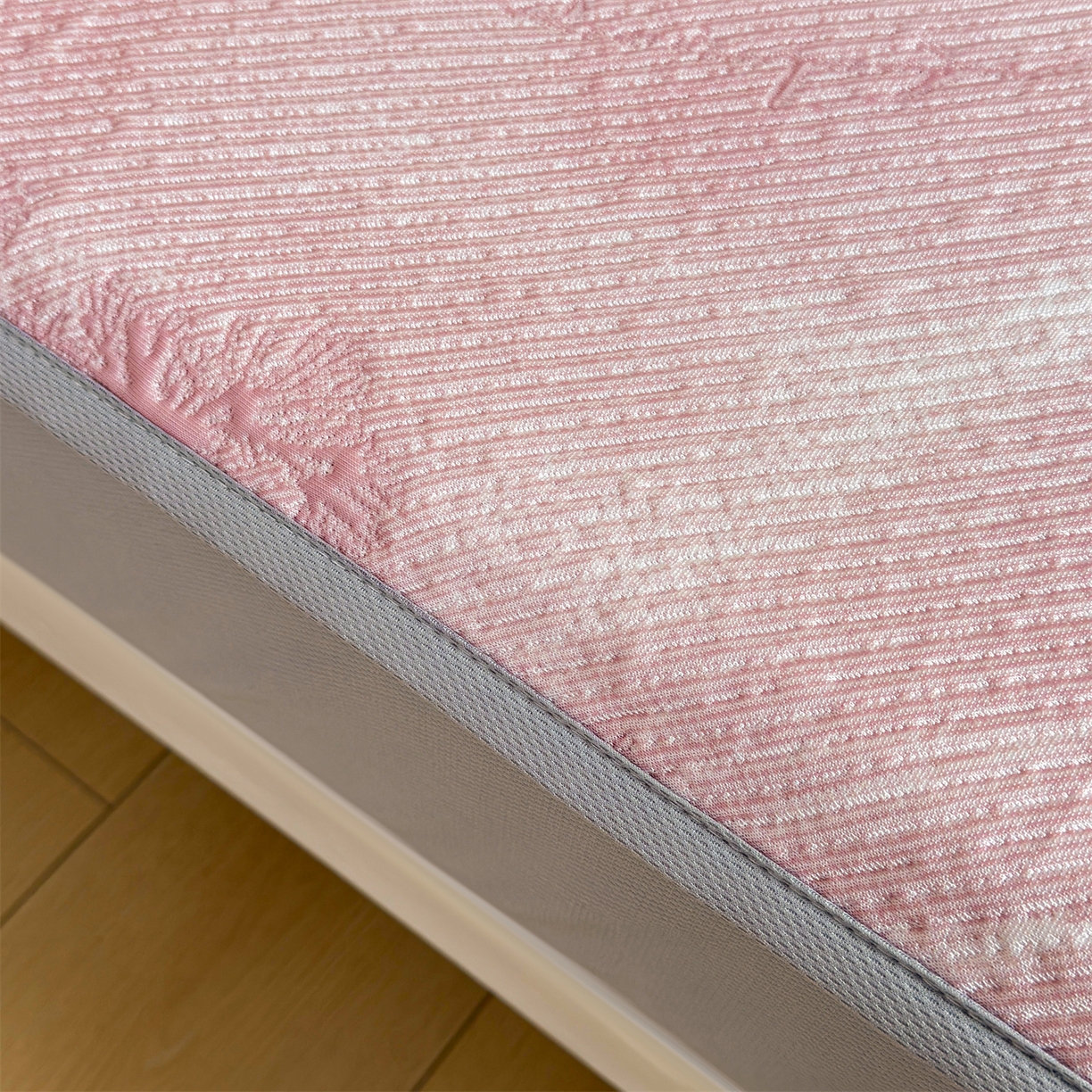 91家纺网 家纺一手货源 找家纺 慕木家纺 2026新款高端PE乙纶双面提花560克冰豆豆凉席迎客松系列（提供买家秀） 迎客松-粉床笠款