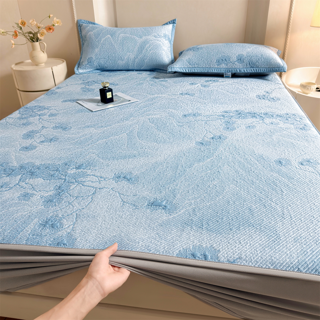 91家纺网 家纺一手货源 找家纺 慕木家纺 2026新款高端PE乙纶双面提花560克冰豆豆凉席迎客松系列（提供买家秀） 迎客松-蓝床笠款