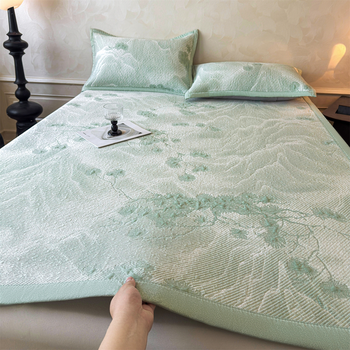 91家纺网 家纺一手货源 找家纺 慕木家纺 2026新款高端PE乙纶双面提花560克冰豆豆凉席迎客松系列（提供买家秀） 迎客松-绿床席款