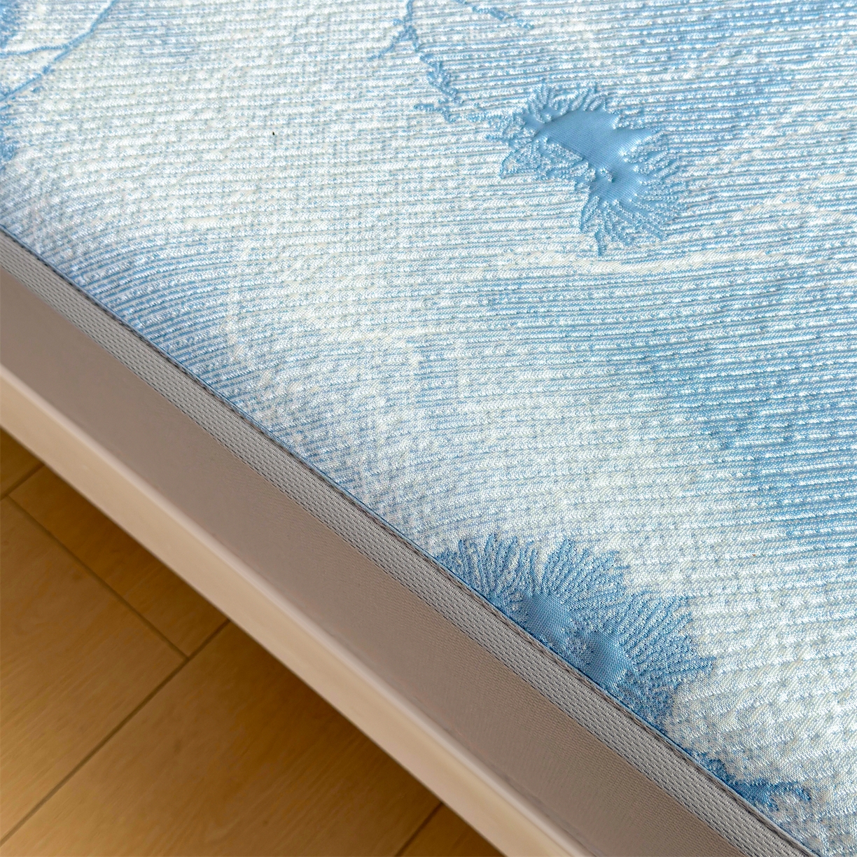 91家纺网 家纺一手货源 找家纺 慕木家纺 2026新款高端PE乙纶双面提花560克冰豆豆凉席迎客松系列（提供买家秀） 迎客松-蓝床笠款