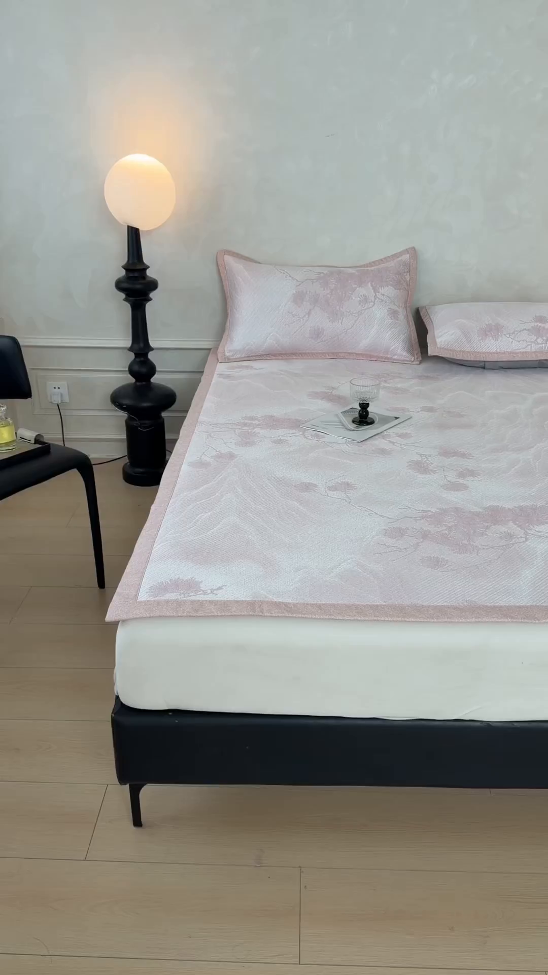 91家纺网 家纺一手货源 找家纺 慕木家纺 2026新款高端PE乙纶双面提花560克冰豆豆凉席迎客松系列（提供买家秀） 迎客松-粉床席款