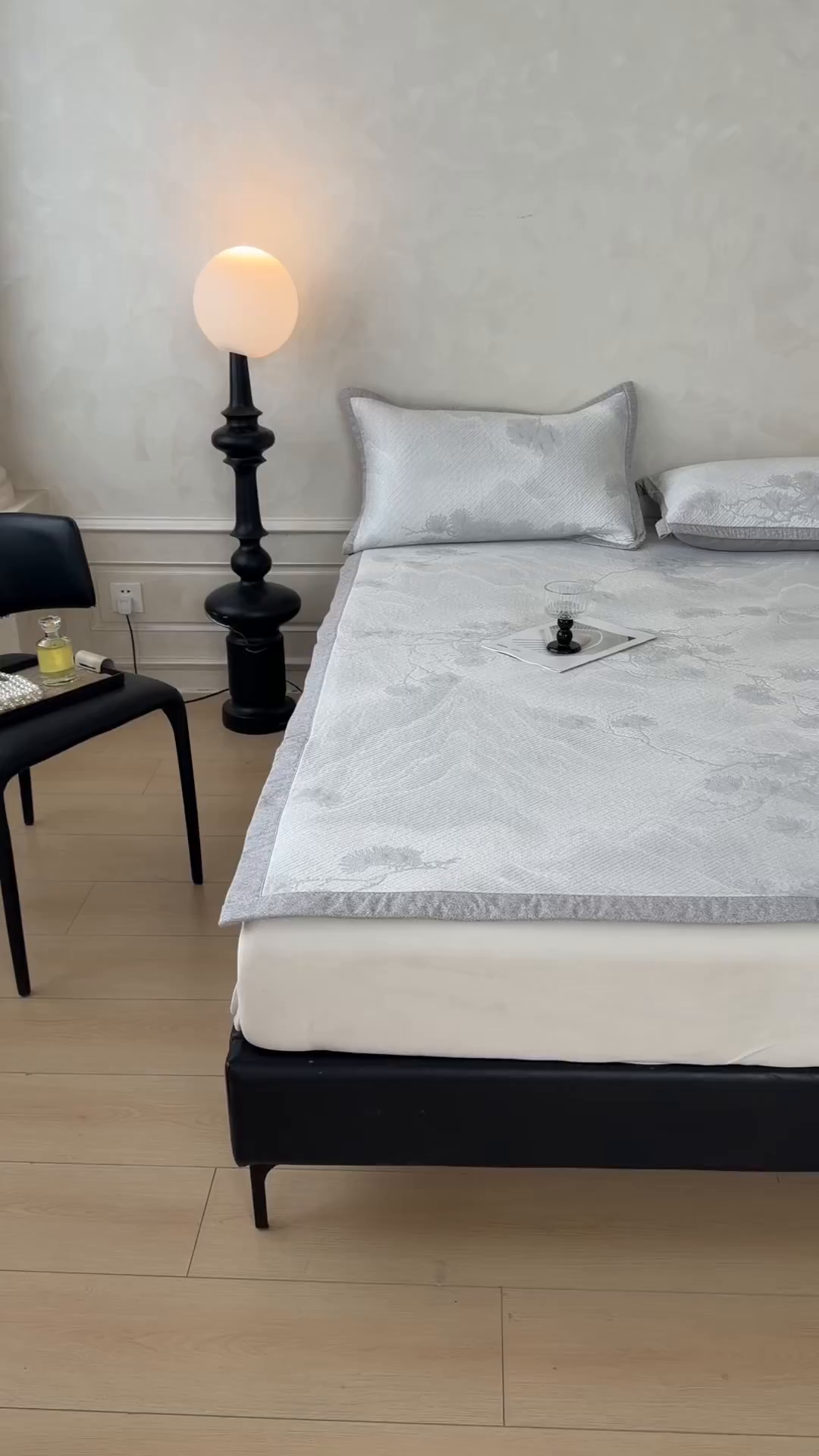 91家纺网 家纺一手货源 找家纺 慕木家纺 2026新款高端PE乙纶双面提花560克冰豆豆凉席迎客松系列（提供买家秀） 迎客松-灰床席款