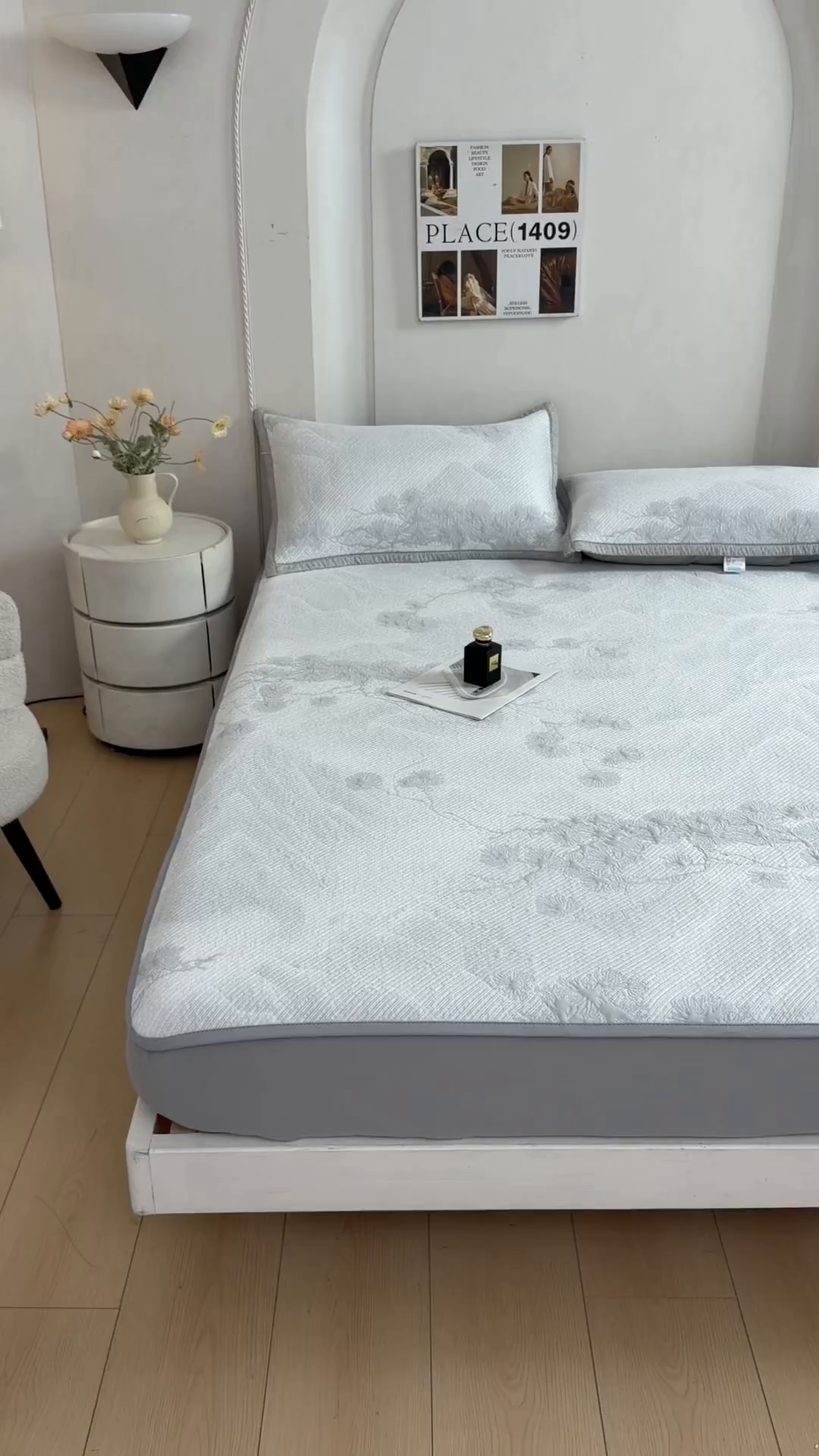 91家纺网 家纺一手货源 找家纺 慕木家纺 2026新款高端PE乙纶双面提花560克冰豆豆凉席迎客松系列（提供买家秀） 迎客松-灰床笠款