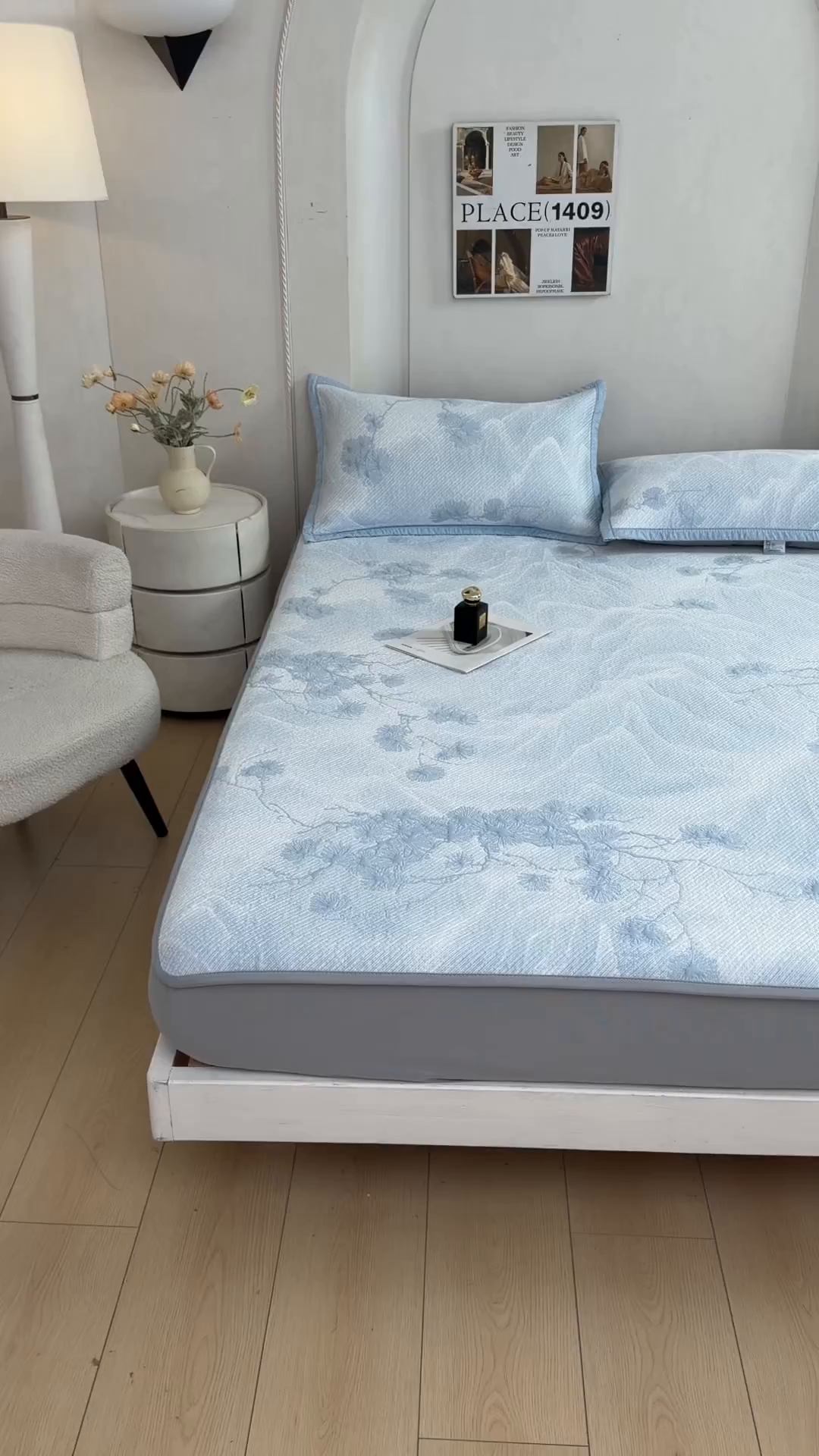 91家纺网 家纺一手货源 找家纺 慕木家纺 2026新款高端PE乙纶双面提花560克冰豆豆凉席迎客松系列（提供买家秀） 迎客松-蓝床笠款