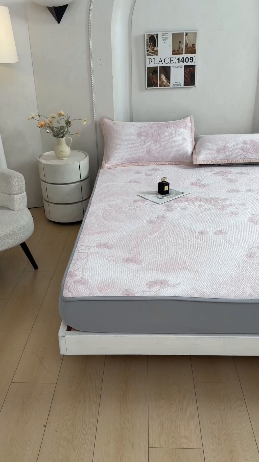 91家纺网 家纺一手货源 找家纺 慕木家纺 2026新款高端PE乙纶双面提花560克冰豆豆凉席迎客松系列（提供买家秀） 迎客松-粉床笠款