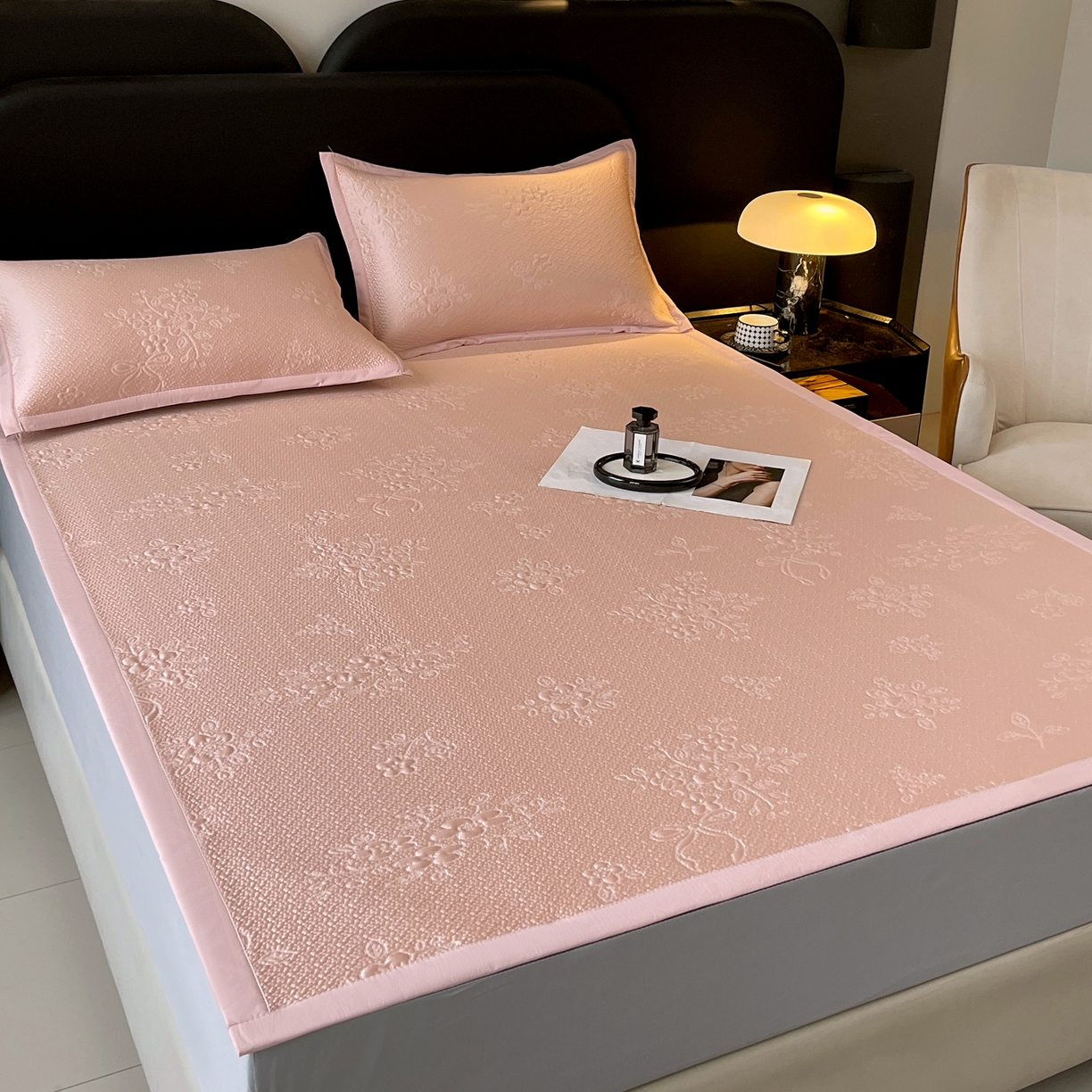 91家纺网 家纺一手货源 找家纺 （总）春皖家纺 2026新款提花浮雕冰豆豆凉感席三件套-浅夏花结