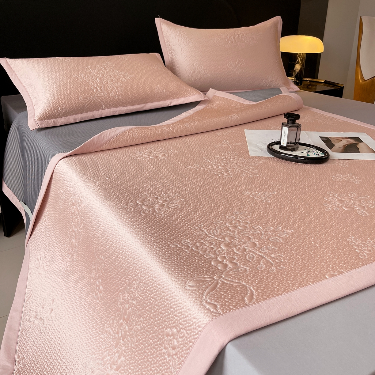 91家纺网 家纺一手货源 找家纺 （总）春皖家纺 2026新款提花浮雕冰豆豆凉感席三件套-浅夏花结