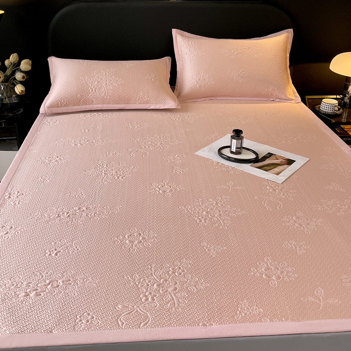 91家纺网 家纺一手货源 找家纺 （总）春皖家纺 2026新款提花浮雕冰豆豆凉感席三件套-浅夏花结