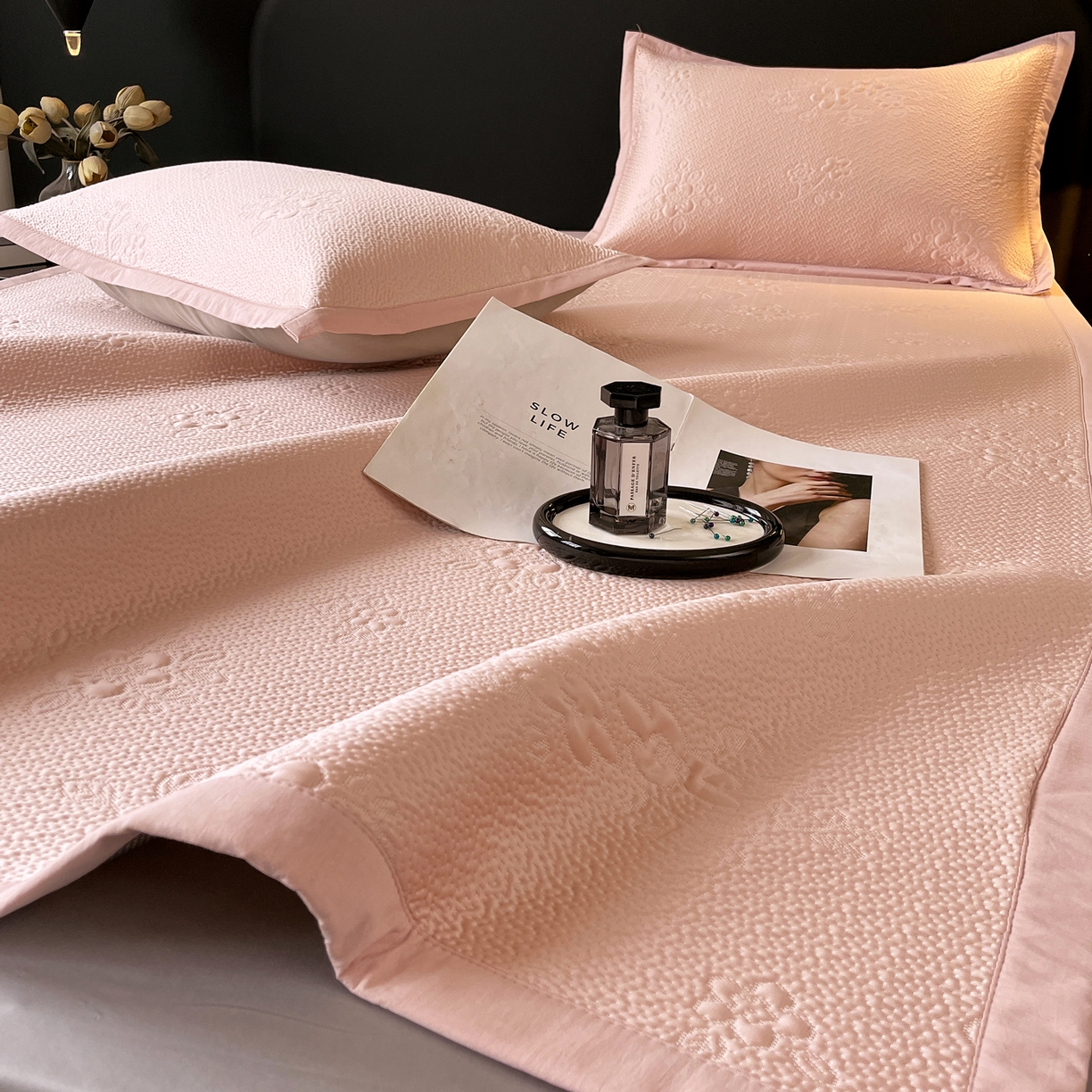 91家纺网 家纺一手货源 找家纺 （总）春皖家纺 2026新款提花浮雕冰豆豆凉感席三件套-浅夏花结