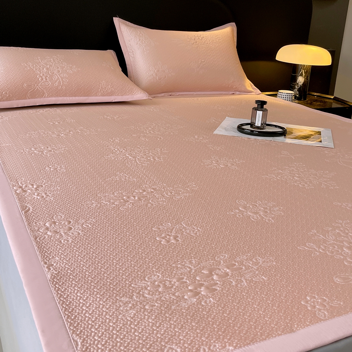 91家纺网 家纺一手货源 找家纺 （总）春皖家纺 2026新款提花浮雕冰豆豆凉感席三件套-浅夏花结