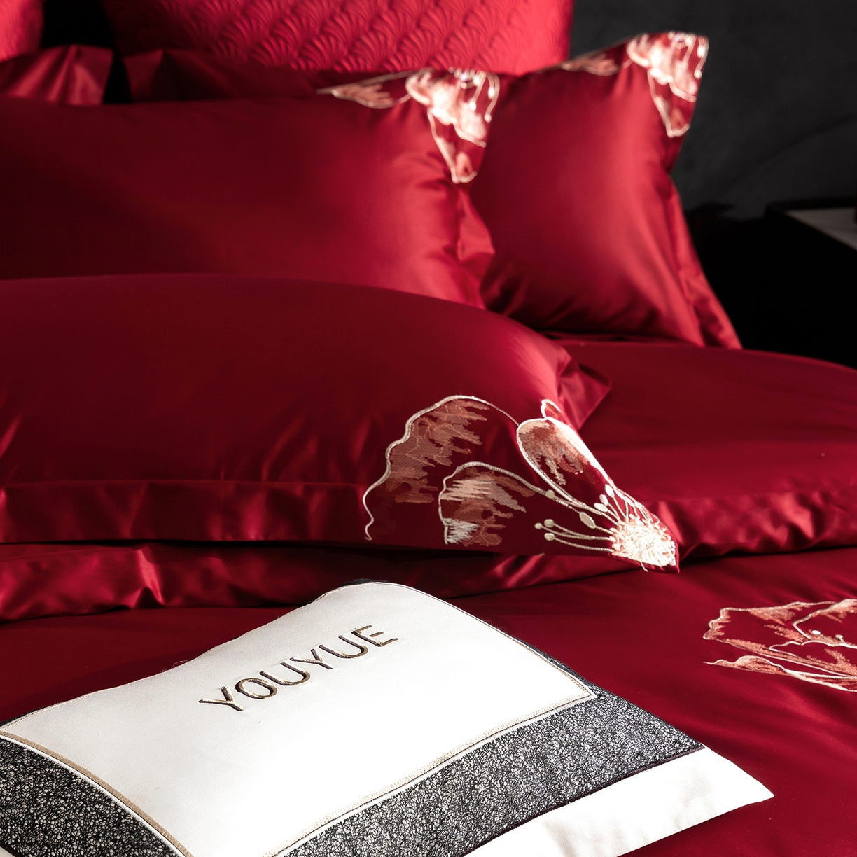 91家纺网 家纺一手货源 找家纺 优悦生活馆 2026新款全棉绣花大红四件套 朝露晨风-大红