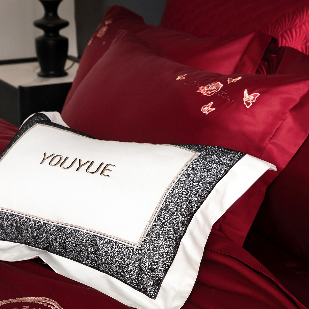 91家纺网 家纺一手货源 找家纺 优悦生活馆 2026新款全棉绣花大红四件套 蝶语森眠-大红