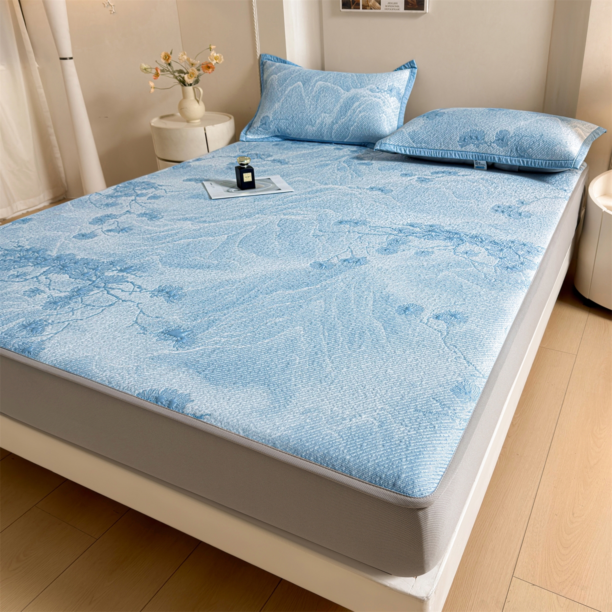 91家纺网 家纺一手货源 找家纺 慕木家纺 2026新款高端PE乙纶双面提花560克冰豆豆凉席迎客松系列（提供买家秀） 迎客松-蓝床笠款