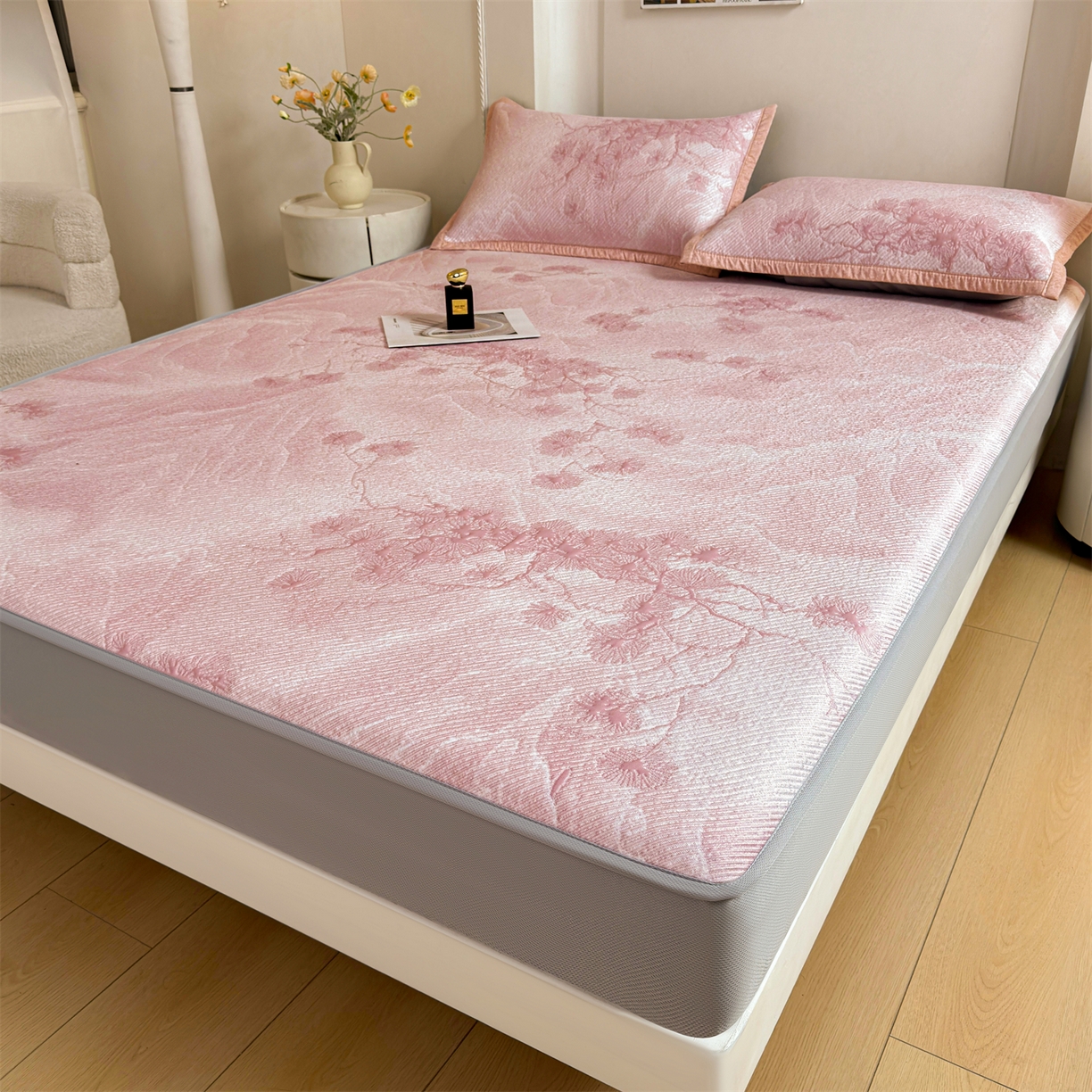 91家纺网 家纺一手货源 找家纺 慕木家纺 2026新款高端PE乙纶双面提花560克冰豆豆凉席迎客松系列（提供买家秀） 迎客松-粉床笠款