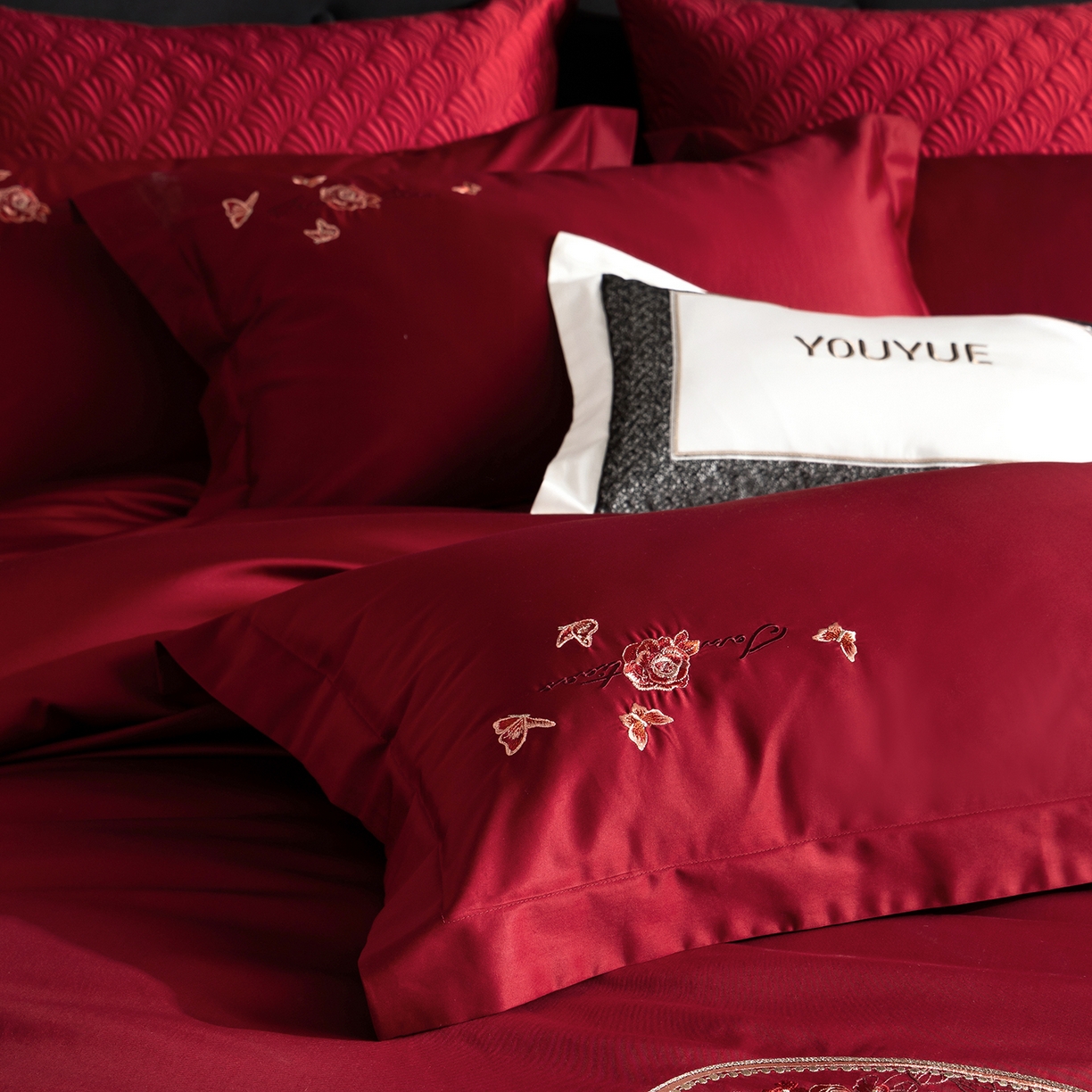 91家纺网 家纺一手货源 找家纺 优悦生活馆 2026新款全棉绣花大红四件套 蝶语森眠-大红