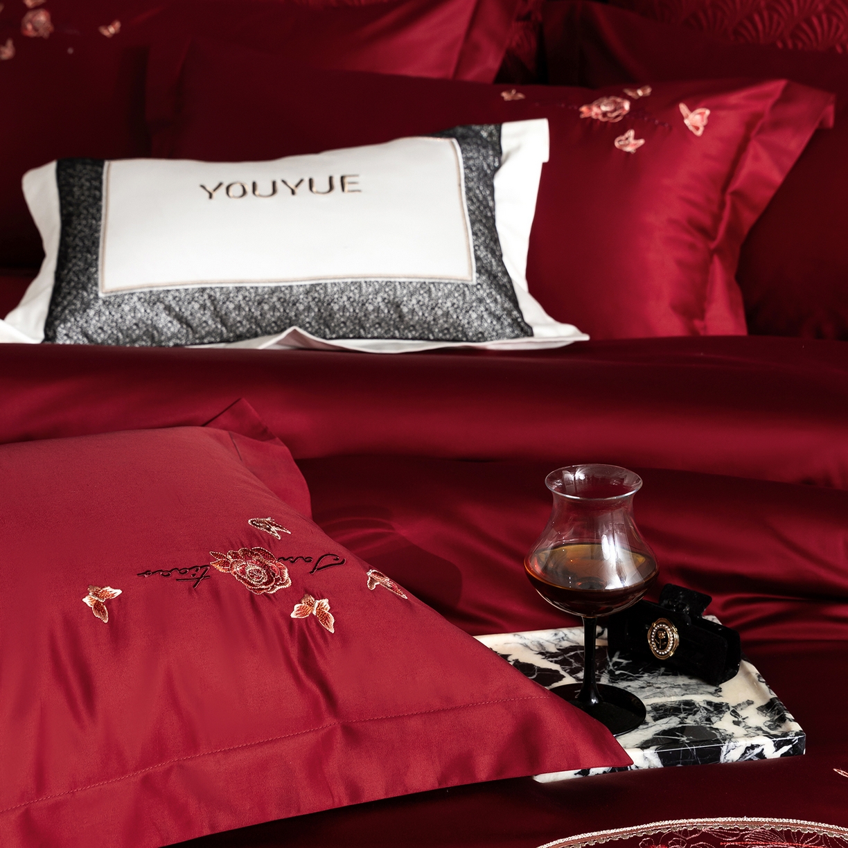 91家纺网 家纺一手货源 找家纺 优悦生活馆 2026新款全棉绣花大红四件套 蝶语森眠-大红