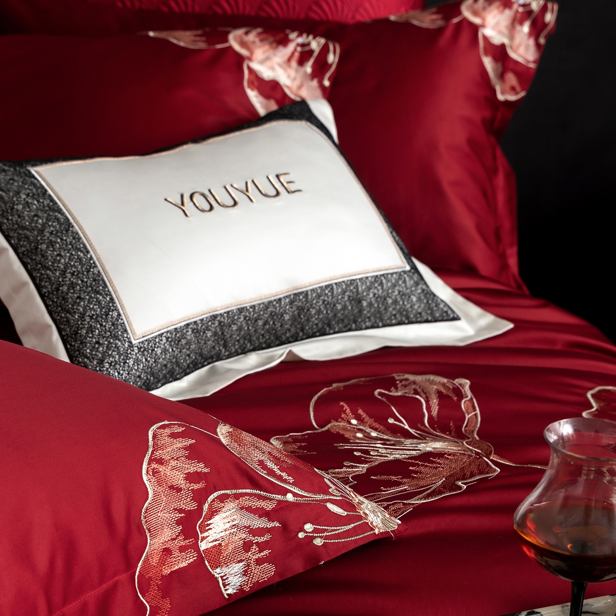 91家纺网 家纺一手货源 找家纺 优悦生活馆 2026新款全棉绣花大红四件套 朝露晨风-大红