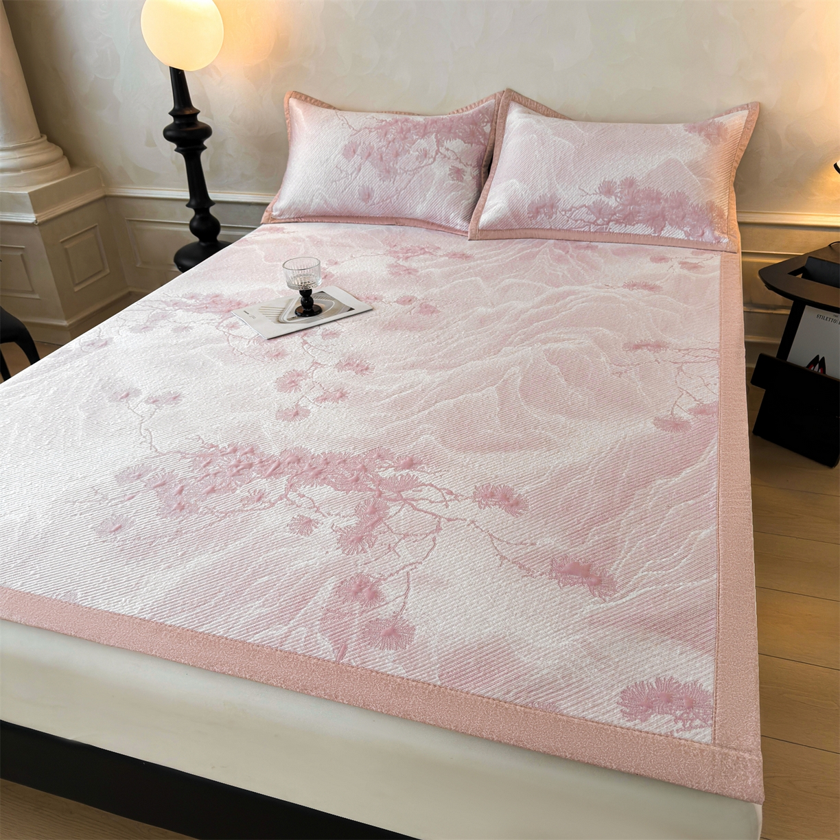 91家纺网 家纺一手货源 找家纺 慕木家纺 2026新款高端PE乙纶双面提花560克冰豆豆凉席迎客松系列（提供买家秀） 迎客松-粉床席款