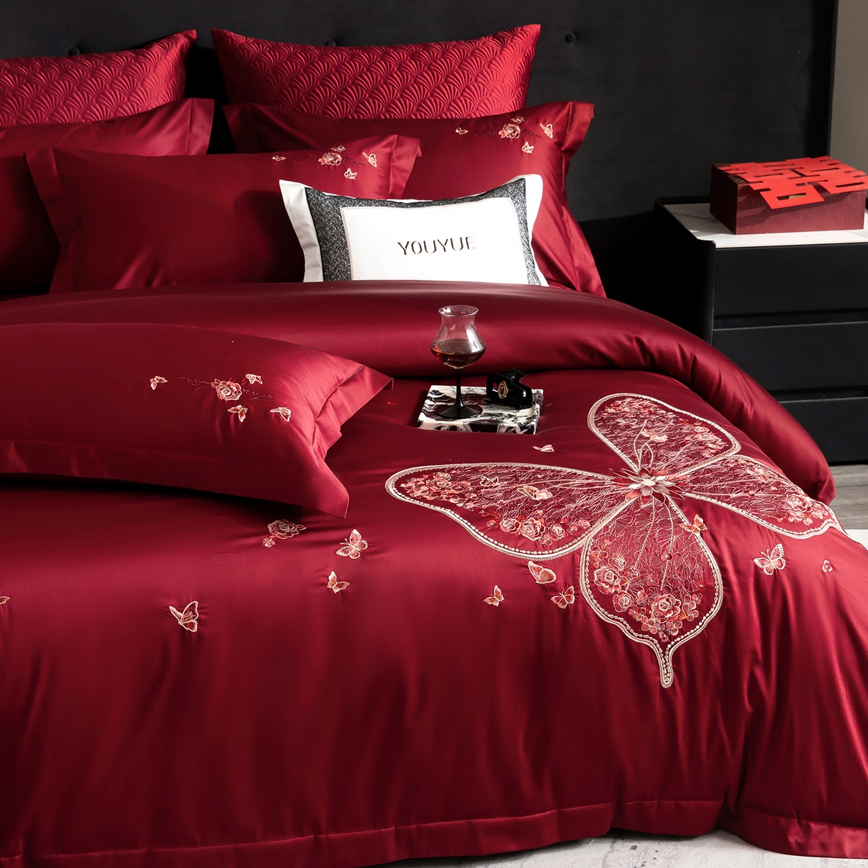 91家纺网 家纺一手货源 找家纺 优悦生活馆 2026新款全棉绣花大红四件套 蝶语森眠-大红