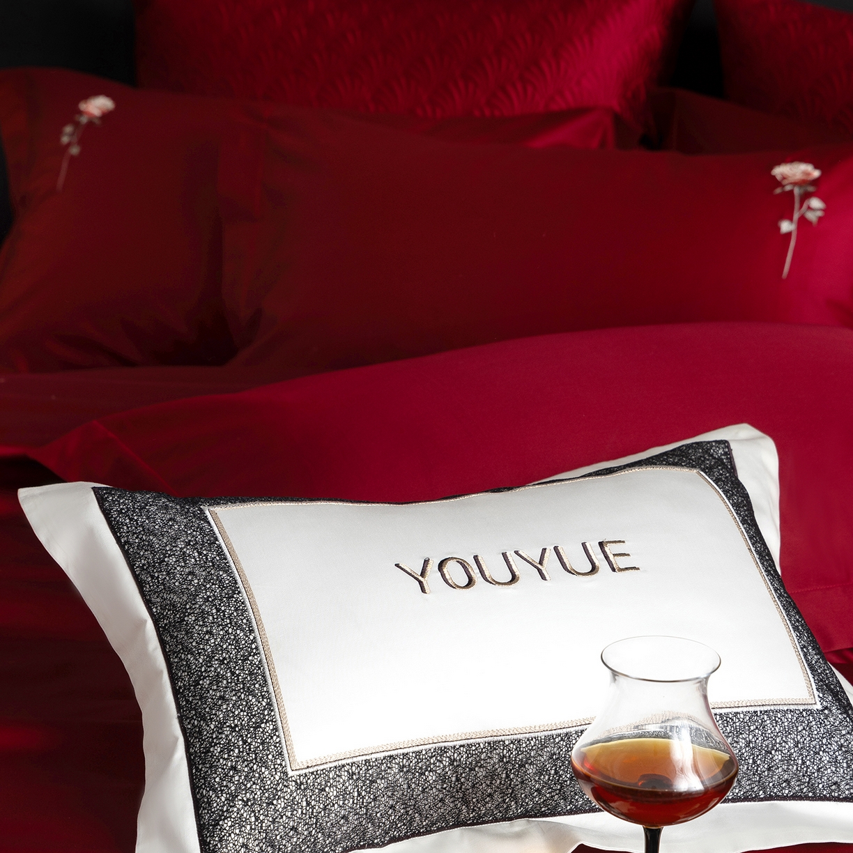 91家纺网 家纺一手货源 找家纺 优悦生活馆 2026新款全棉绣花大红四件套 温情蜜意-大红