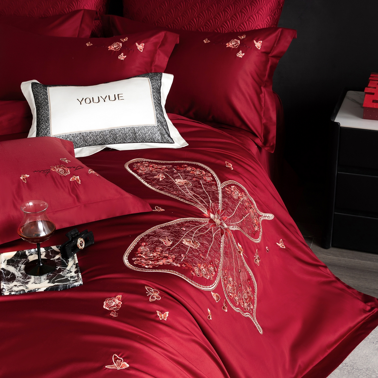 91家纺网 家纺一手货源 找家纺 优悦生活馆 2026新款全棉绣花大红四件套 蝶语森眠-大红