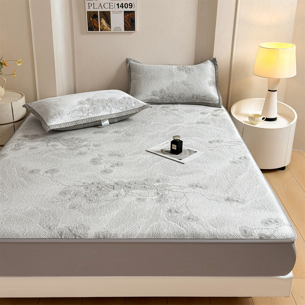 91家纺网 家纺一手货源 找家纺 慕木家纺 2026新款高端PE乙纶双面提花560克冰豆豆凉席迎客松系列（提供买家秀） 迎客松-灰床笠款