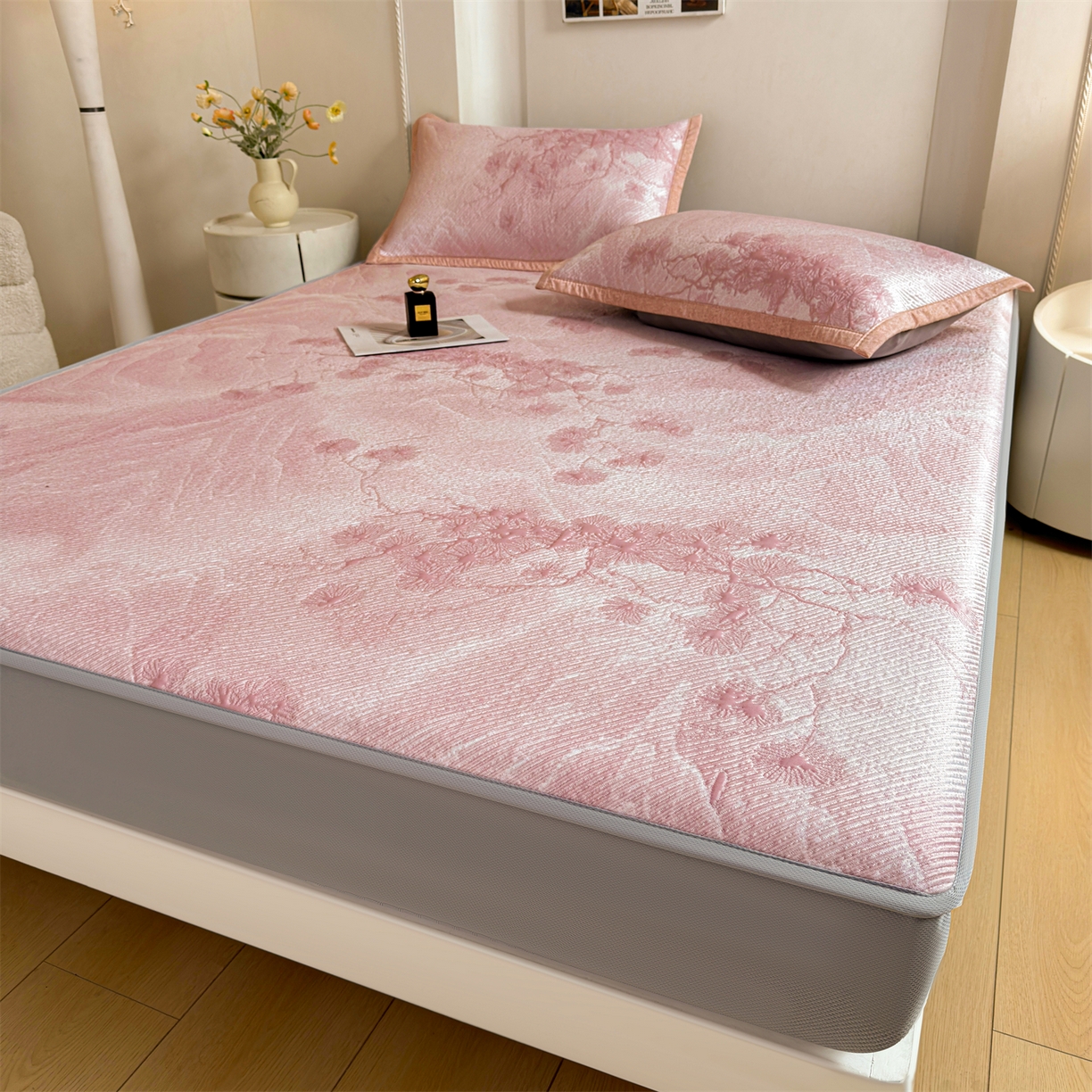 91家纺网 家纺一手货源 找家纺 慕木家纺 2026新款高端PE乙纶双面提花560克冰豆豆凉席迎客松系列（提供买家秀） 迎客松-粉床笠款