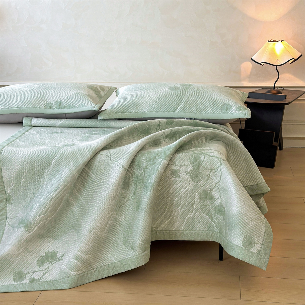 91家纺网 家纺一手货源 找家纺 慕木家纺 2026新款高端PE乙纶双面提花560克冰豆豆凉席迎客松系列（提供买家秀） 迎客松-绿床席款