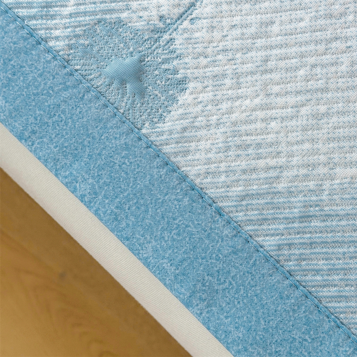 91家纺网 家纺一手货源 找家纺 慕木家纺 2026新款高端PE乙纶双面提花560克冰豆豆凉席迎客松系列（提供买家秀） 迎客松-蓝床席款