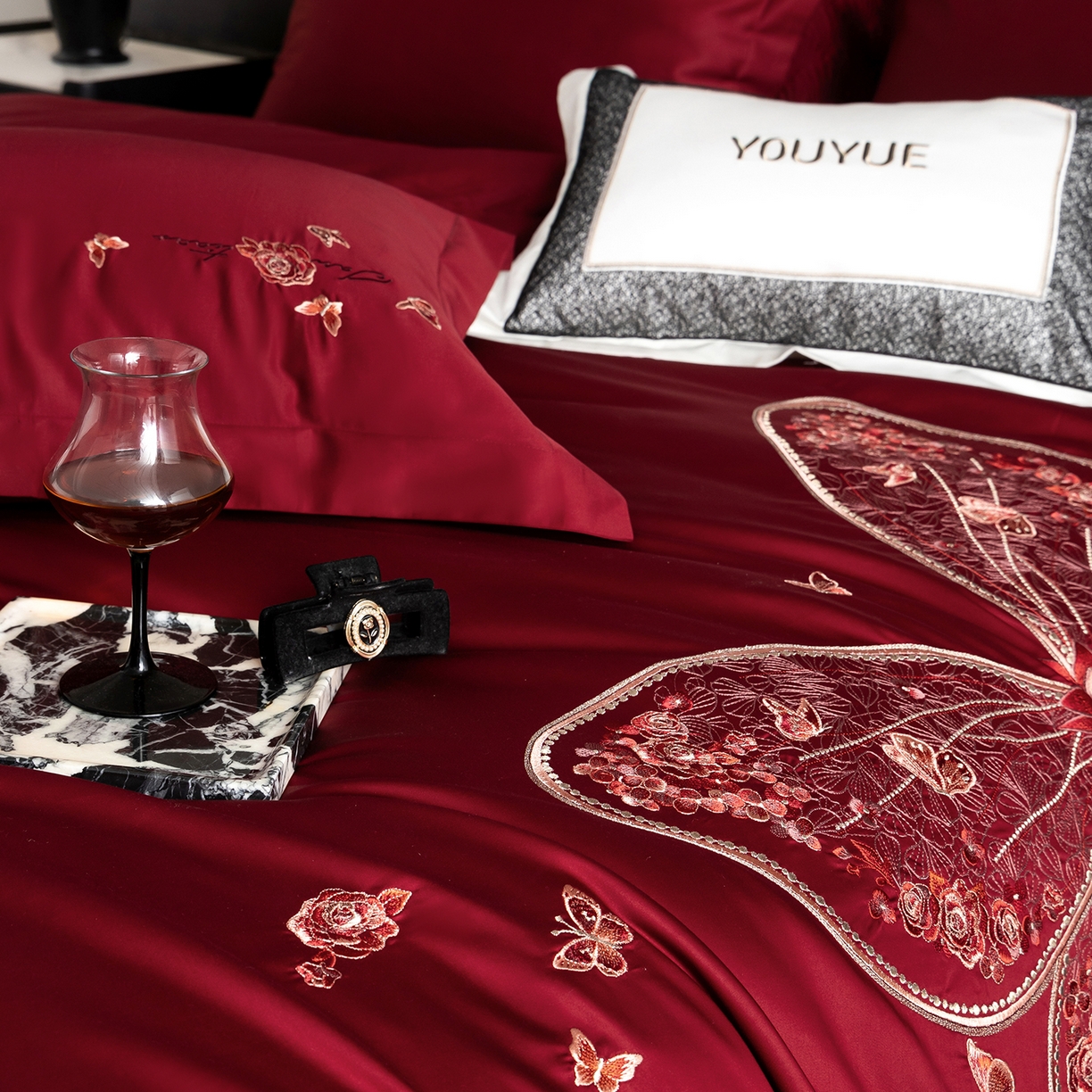 91家纺网 家纺一手货源 找家纺 优悦生活馆 2026新款全棉绣花大红四件套 蝶语森眠-大红