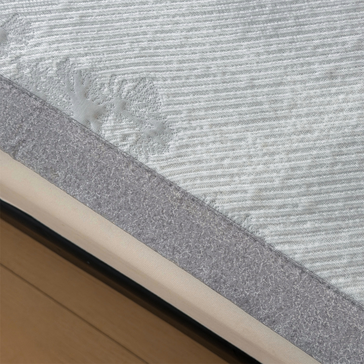 91家纺网 家纺一手货源 找家纺 慕木家纺 2026新款高端PE乙纶双面提花560克冰豆豆凉席迎客松系列（提供买家秀） 迎客松-灰床席款