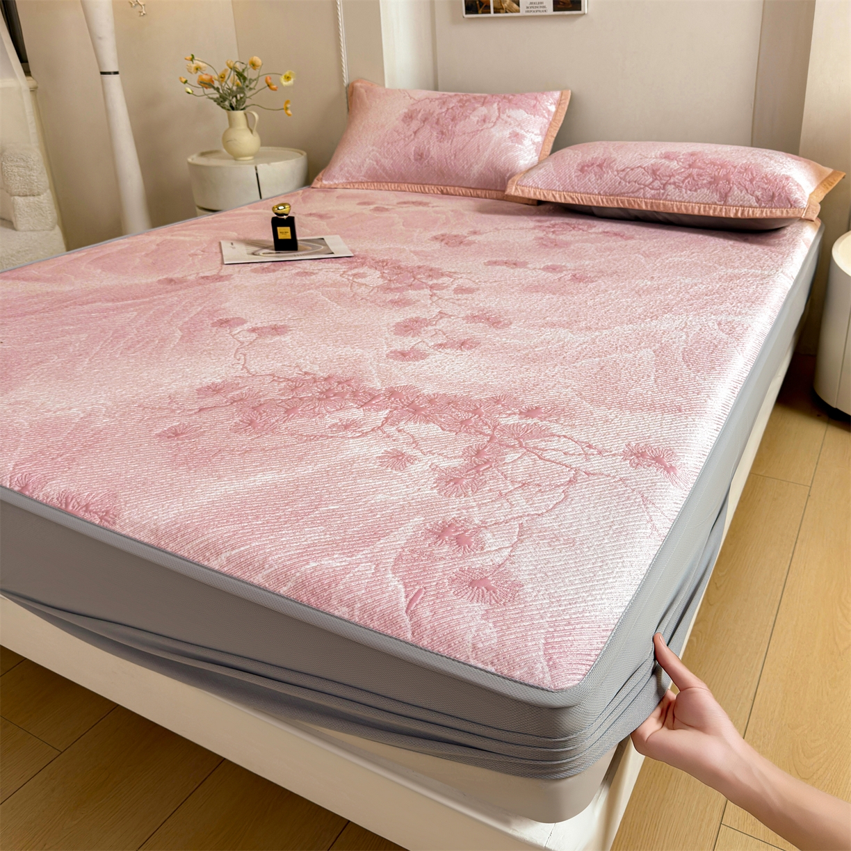 91家纺网 家纺一手货源 找家纺 慕木家纺 2026新款高端PE乙纶双面提花560克冰豆豆凉席迎客松系列（提供买家秀） 迎客松-粉床笠款