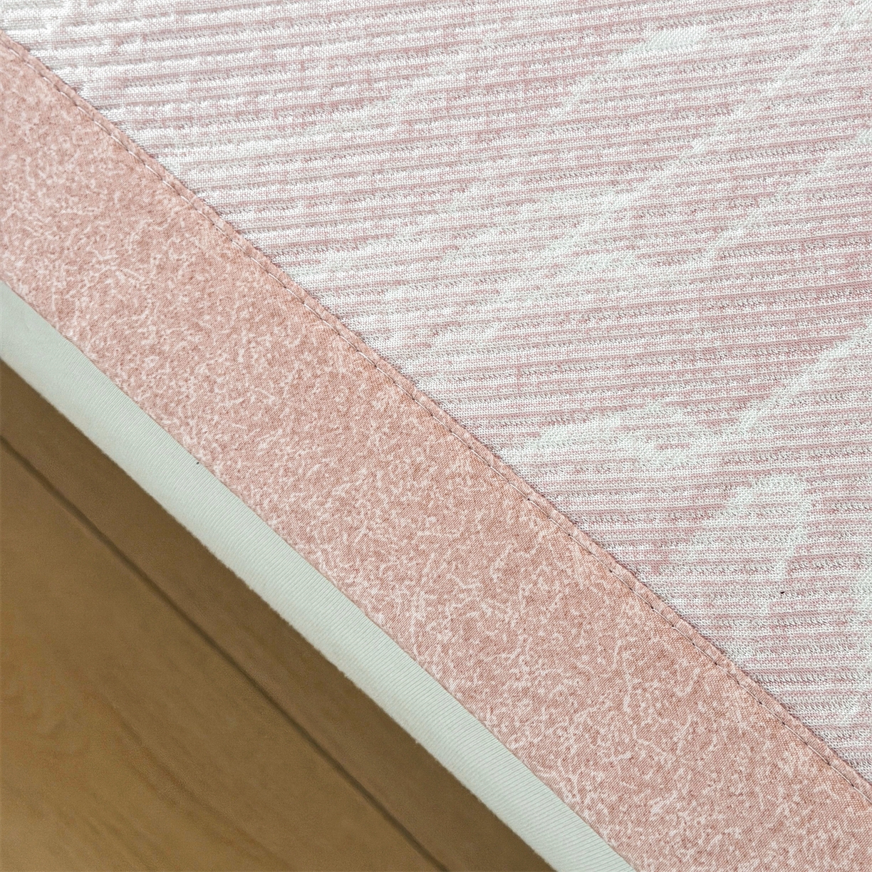 91家纺网 家纺一手货源 找家纺 慕木家纺 2026新款高端PE乙纶双面提花560克冰豆豆凉席迎客松系列（提供买家秀） 迎客松-粉床席款