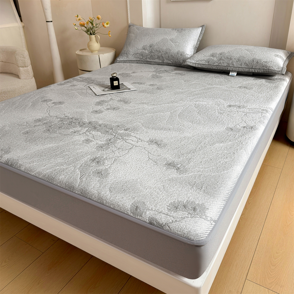 91家纺网 家纺一手货源 找家纺 慕木家纺 2026新款高端PE乙纶双面提花560克冰豆豆凉席迎客松系列（提供买家秀） 迎客松-灰床笠款