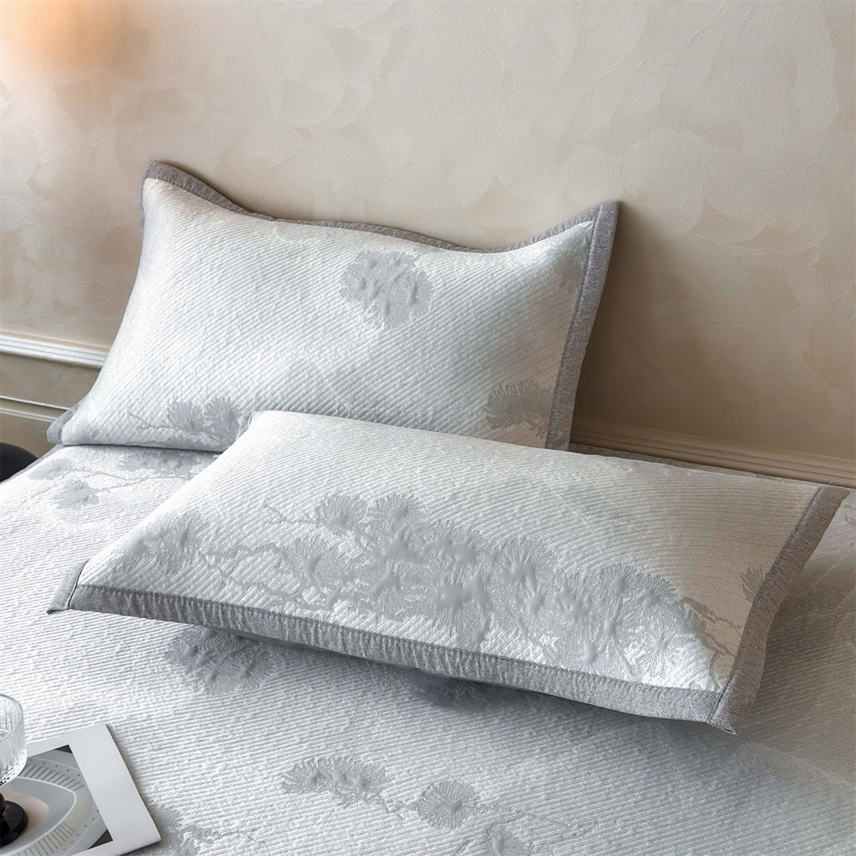 91家纺网 家纺一手货源 找家纺 慕木家纺 2026新款高端PE乙纶双面提花560克冰豆豆凉席迎客松系列（提供买家秀） 迎客松-灰床席款