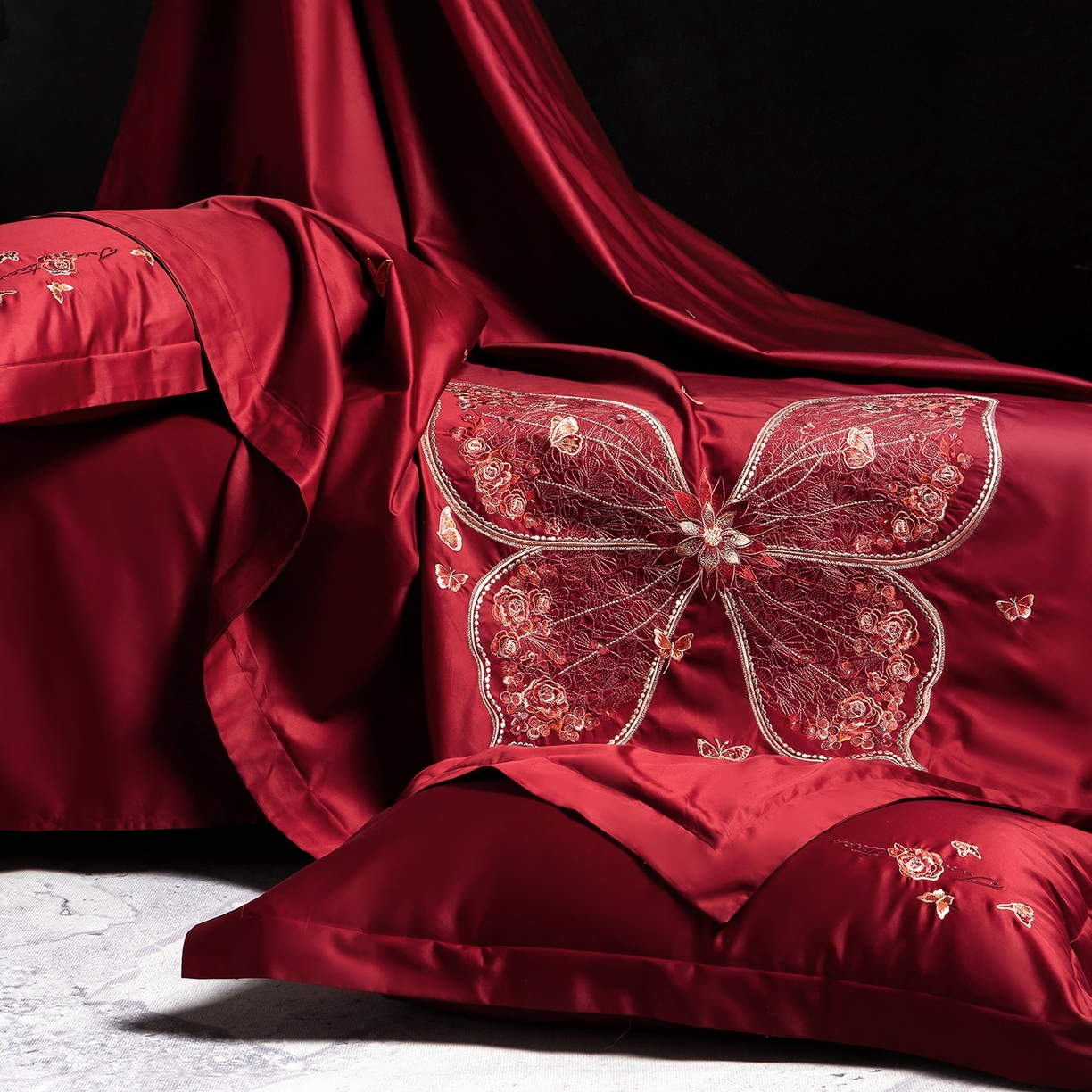 91家纺网 家纺一手货源 找家纺 优悦生活馆 2026新款全棉绣花大红四件套 蝶语森眠-大红