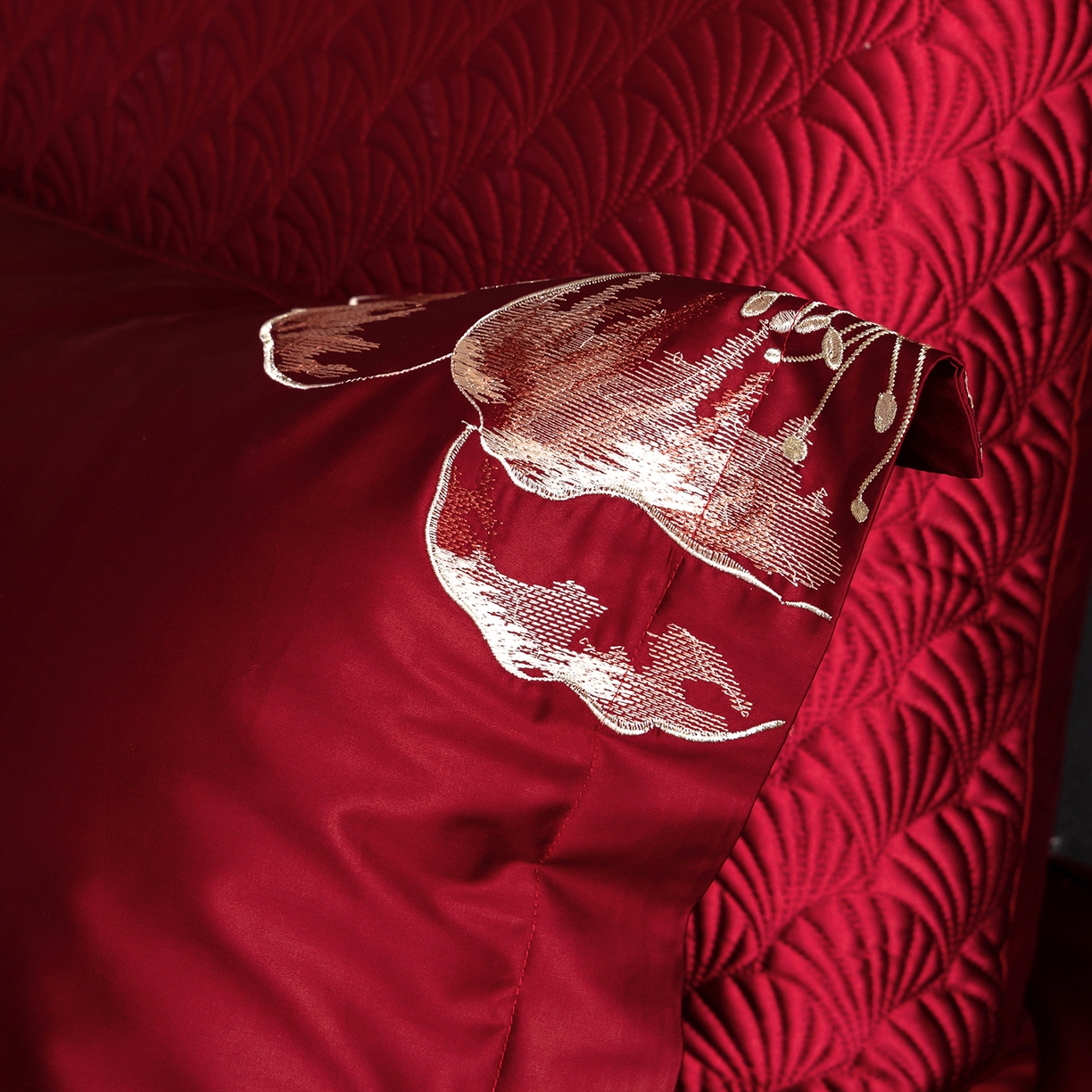 91家纺网 家纺一手货源 找家纺 优悦生活馆 2026新款全棉绣花大红四件套 朝露晨风-大红