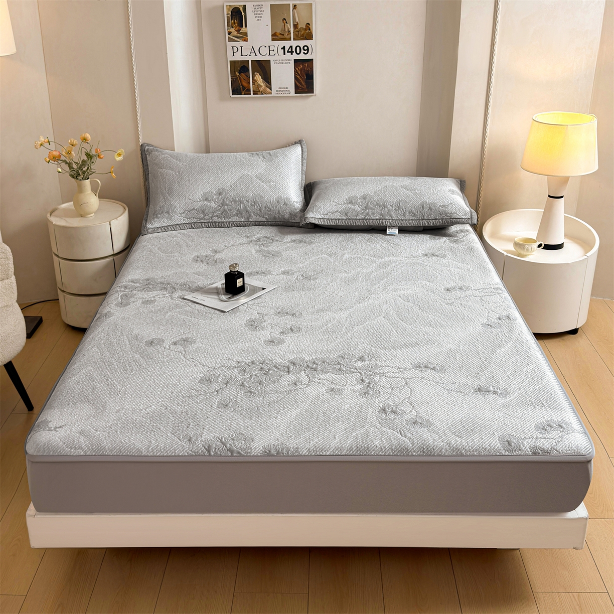 91家纺网 家纺一手货源 找家纺 慕木家纺 2026新款高端PE乙纶双面提花560克冰豆豆凉席迎客松系列（提供买家秀） 迎客松-灰床笠款