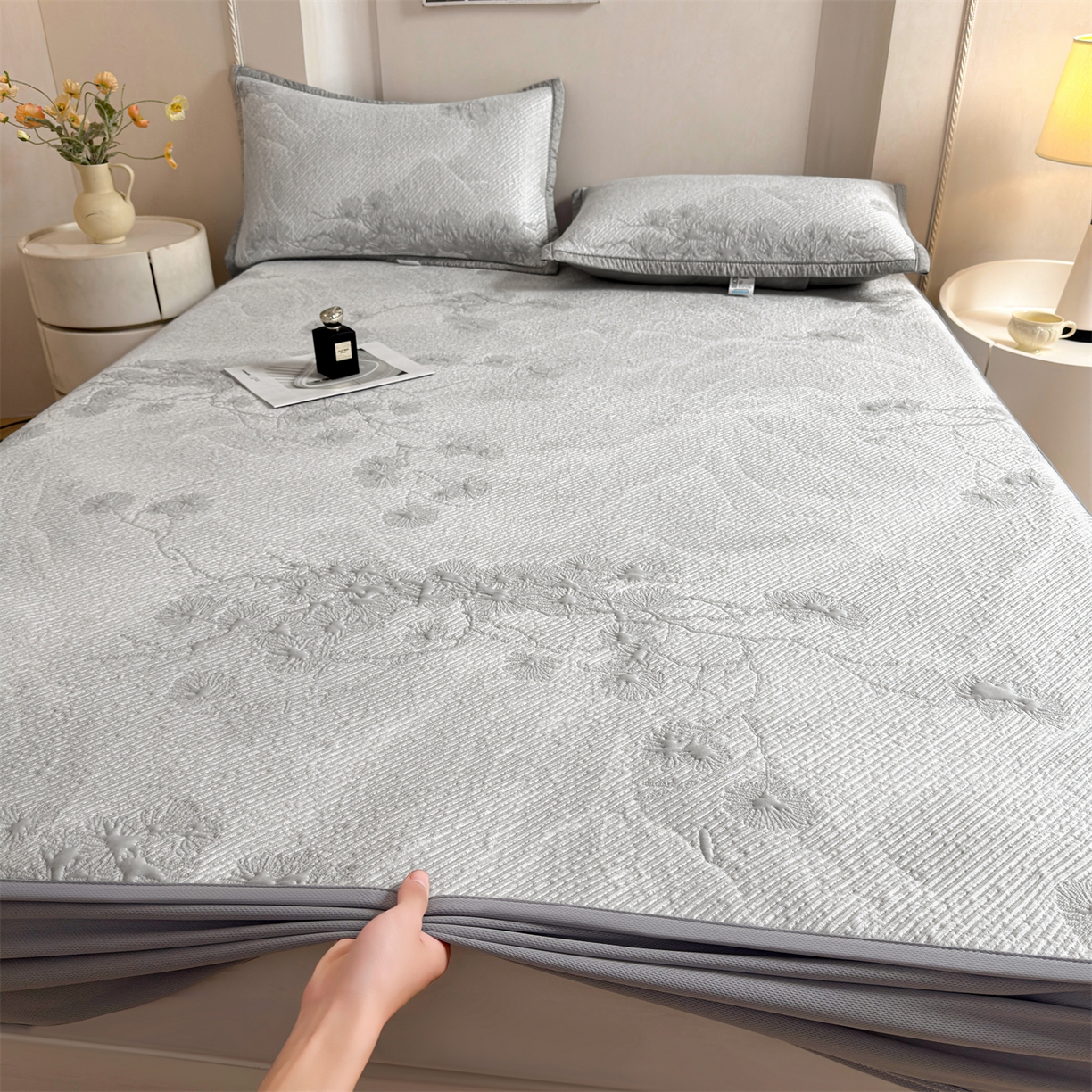 91家纺网 家纺一手货源 找家纺 慕木家纺 2026新款高端PE乙纶双面提花560克冰豆豆凉席迎客松系列（提供买家秀） 迎客松-灰床笠款