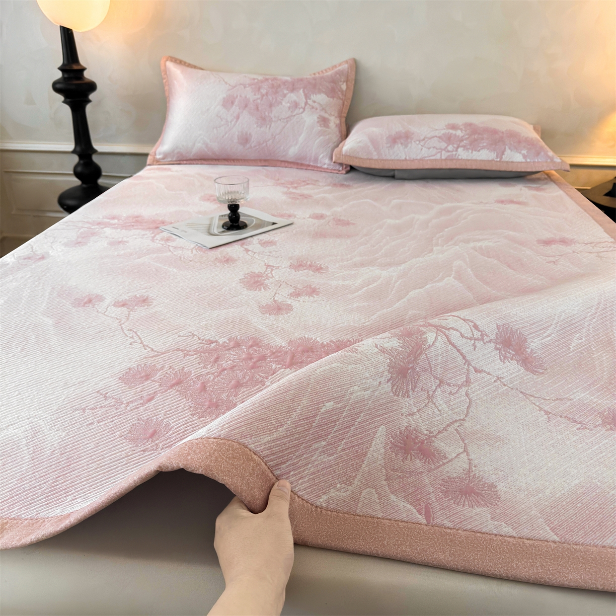 91家纺网 家纺一手货源 找家纺 慕木家纺 2026新款高端PE乙纶双面提花560克冰豆豆凉席迎客松系列（提供买家秀） 迎客松-粉床席款