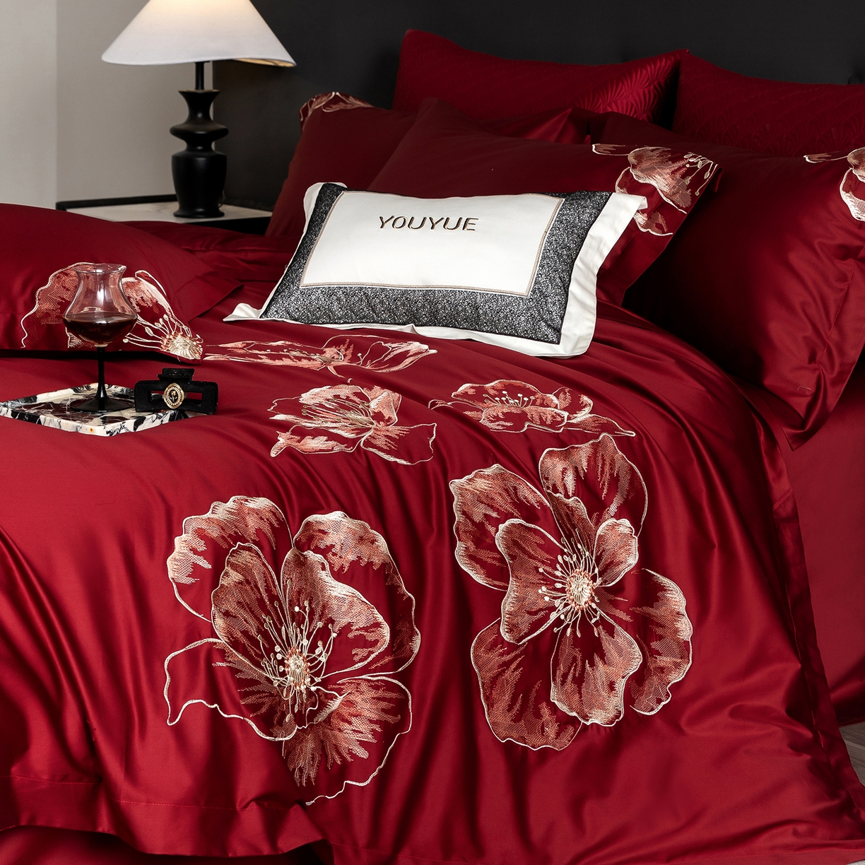 91家纺网 家纺一手货源 找家纺 优悦生活馆 2026新款全棉绣花大红四件套 朝露晨风-大红