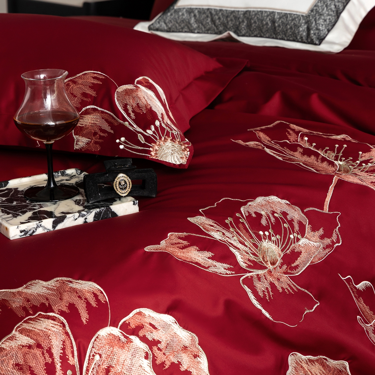 91家纺网 家纺一手货源 找家纺 优悦生活馆 2026新款全棉绣花大红四件套 朝露晨风-大红