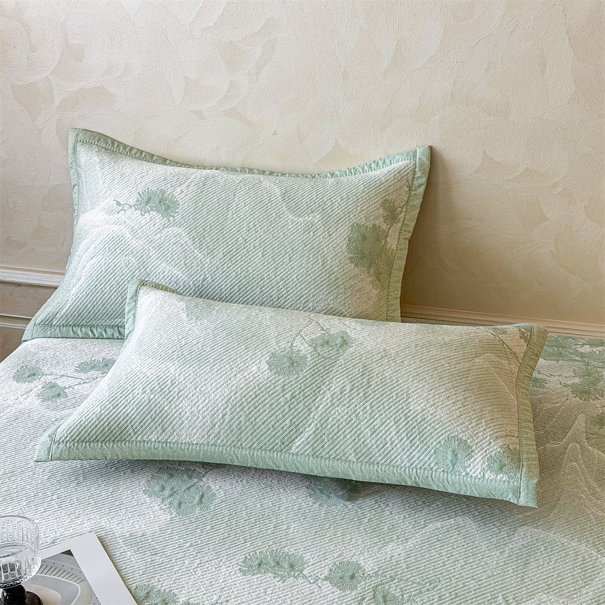 91家纺网 家纺一手货源 找家纺 慕木家纺 2026新款高端PE乙纶双面提花560克冰豆豆凉席迎客松系列（提供买家秀） 迎客松-绿床席款