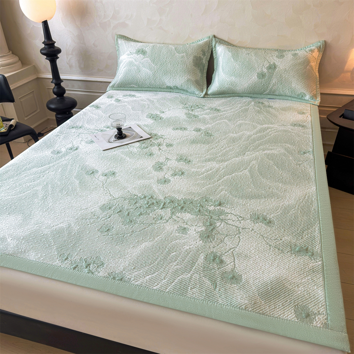 91家纺网 家纺一手货源 找家纺 慕木家纺 2026新款高端PE乙纶双面提花560克冰豆豆凉席迎客松系列（提供买家秀） 迎客松-绿床席款