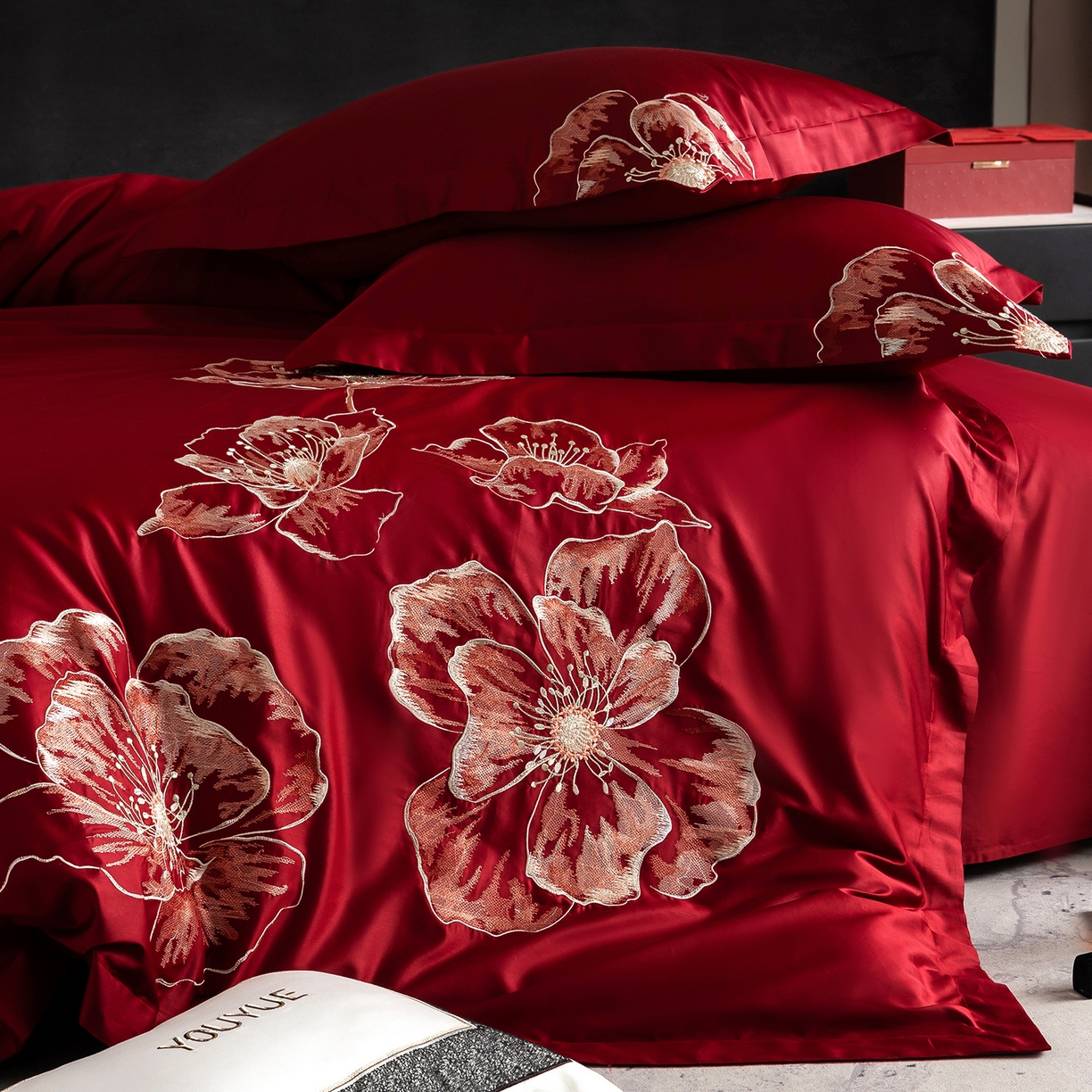 91家纺网 家纺一手货源 找家纺 优悦生活馆 2026新款全棉绣花大红四件套 朝露晨风-大红