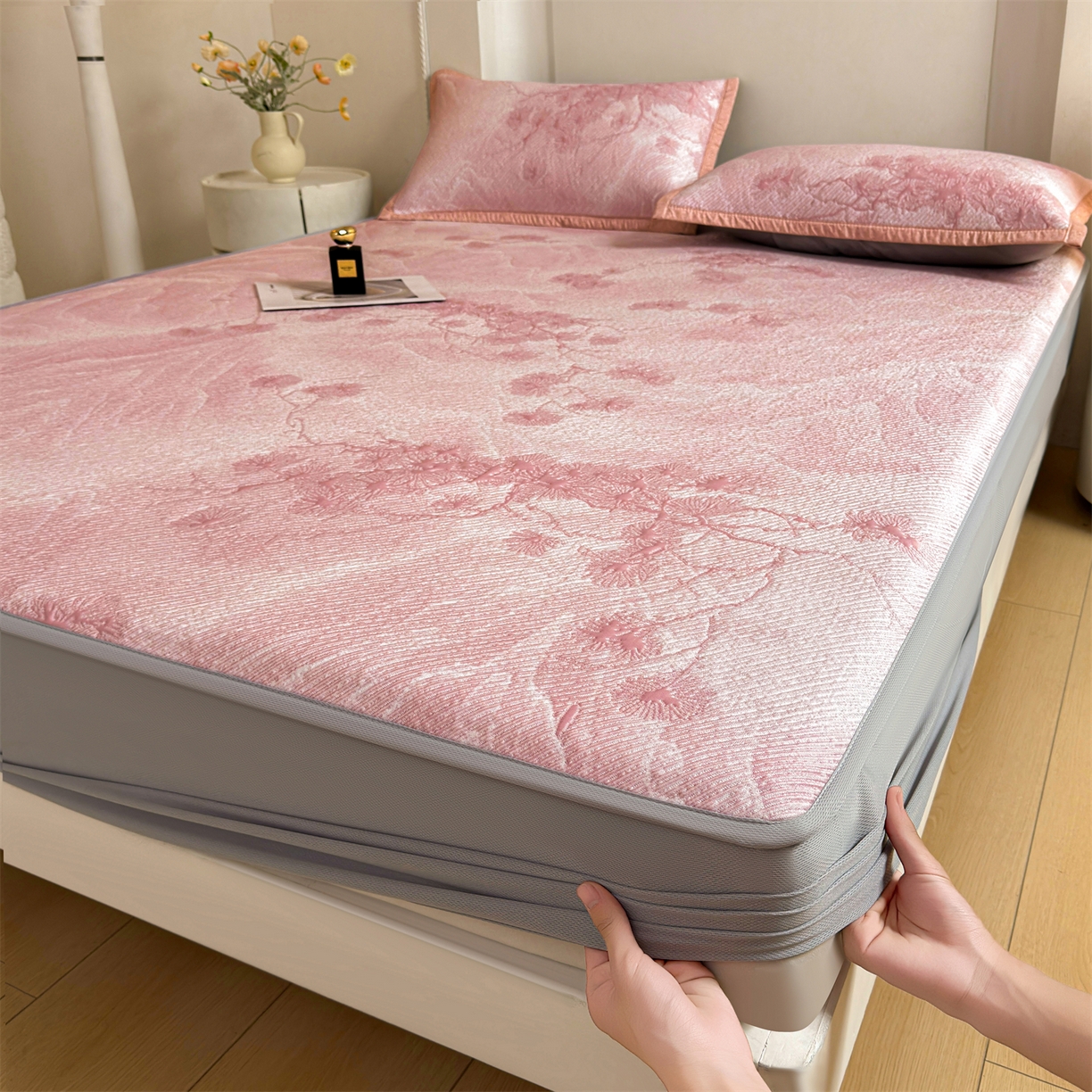 91家纺网 家纺一手货源 找家纺 慕木家纺 2026新款高端PE乙纶双面提花560克冰豆豆凉席迎客松系列（提供买家秀） 迎客松-粉床笠款